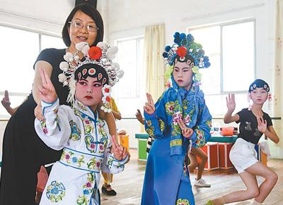 暑假期间，江西省分宜县戏剧协会推出少儿戏曲艺术免费培训课程，传授当地传统采茶戏戏曲知识和表演艺术，让孩子们在悠悠戏韵中，了解传统艺术。周 亮摄(人民视觉)