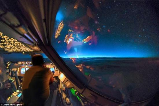 外媒：荷兰民航飞行员意外拍到中国反导测试壮观景象