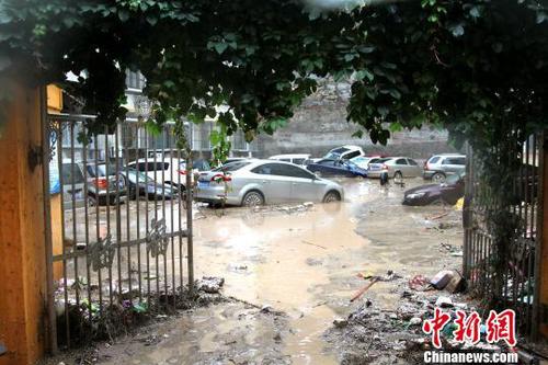 绥德县受灾严重的二道街?！√锝?摄