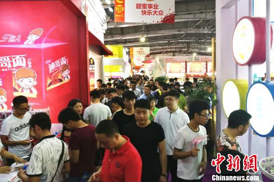 今年“两岸食交会”吸引了400多家特色食品企业参展，展馆内人潮涌动。　孙虹 摄