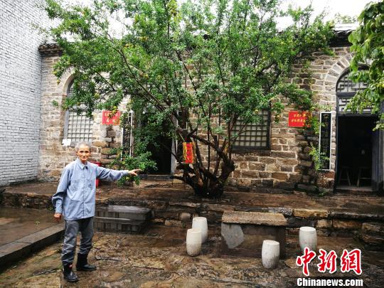 图为李化璟义务守护纪念馆13年?！±钛?摄