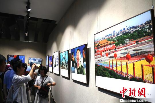 参观者正拿着手机拍照?！×跽祭?摄