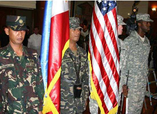 美国将两架崭新侦察机移交菲律宾 可高空监视南海