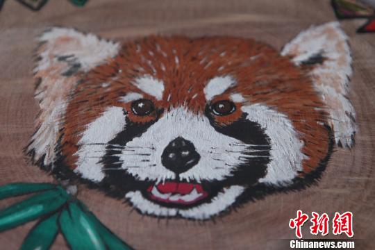 图为珞碧迈创作的4副“嘟嘟”圆木板画像。　钟欣 摄