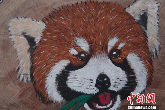 图为珞碧迈创作的4副“嘟嘟”圆木板画像?！≈有?摄