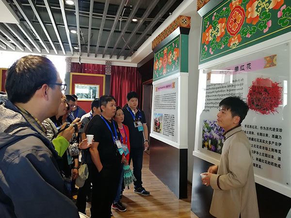 访问团参观藏药基地