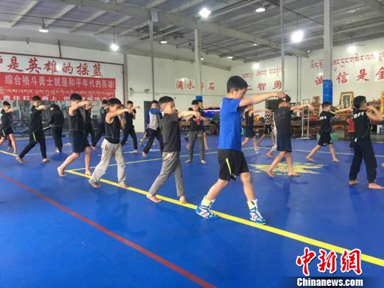 学员们学习格斗技巧。恩波格斗俱乐部供图。