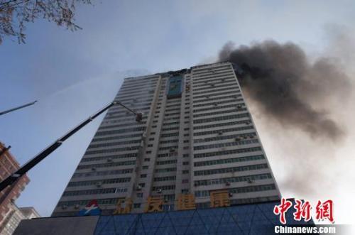 资料图：2014年1月2日下午，兰州市中心一栋高楼顶部失火。杨艳敏 摄