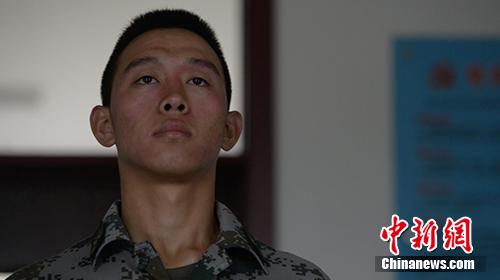 李超脸上仍留有伤疤。 张曦 摄