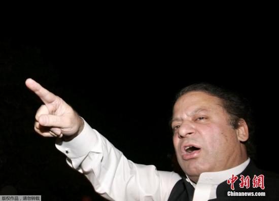 据路透社报道，7月28日，巴基斯坦最高法院在谢里夫家族财富接受腐败调查后，取消了谢里夫担任总理的资格，从而缩短了他的第三个任期。(资料图)