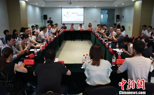 图为座谈会现场?！⊥醺?摄