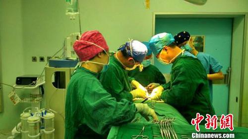 接诊该患者后，医院心电图室与影像科医生迅速完成患者的术前评估，麻醉科、重症医学科、骨科等相关科室进行会诊，制定应急治疗方案后立即实施手术?！⊥踅?摄