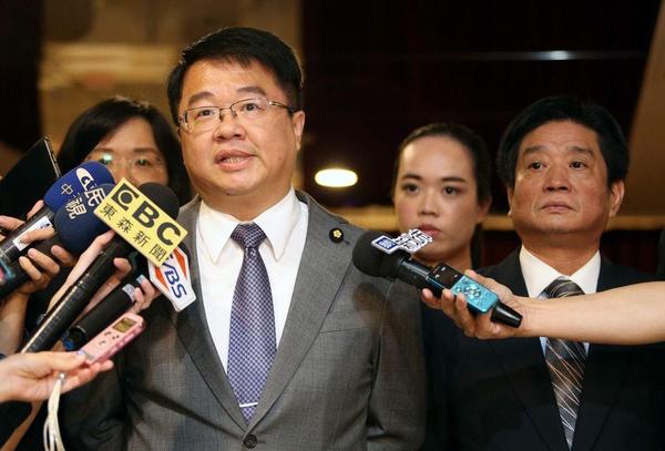 民进党2018新北市长众星捧赖？ 实则刀光剑影、暗藏角力