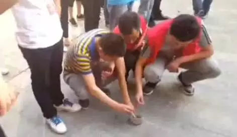 曝成都一公司罚未完成业绩员工喝厕所水 公司否认