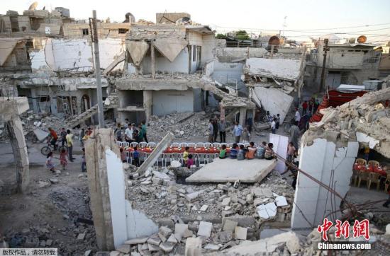 战争如此残酷，这里的人们仍然顽强地生存着，面对逆境他们没有放弃，相信阳光总会到来。