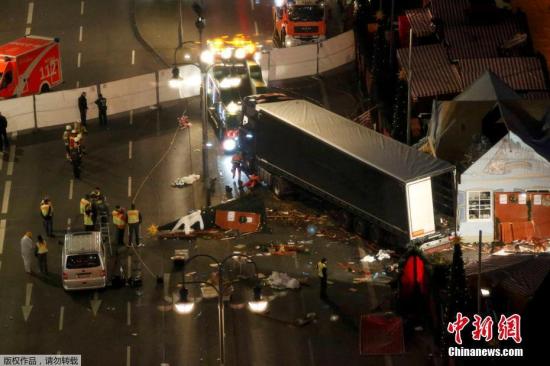 德国联邦检察官办公室当地时间12月21日发布通缉令，悬赏至多10万欧元给予提供有关突尼斯嫌疑人阿尼斯·阿米尔(Anis Amir)线索的民众。阿尼斯·阿米尔现年24岁，被怀疑与周一发生柏林圣诞夜市的恐怖袭击有关，德国警方在袭击中嫌犯所使用的卡车内找到了阿米尔的身份证件。德国检方在悬赏声明中提醒民众“该男子十分暴力且携带武器”。