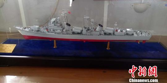 “南昌舰”舰身呈现海军灰，132米长、12.8米宽、29.8米高。图为“南昌舰”船模，7月31日摄。　王剑 摄