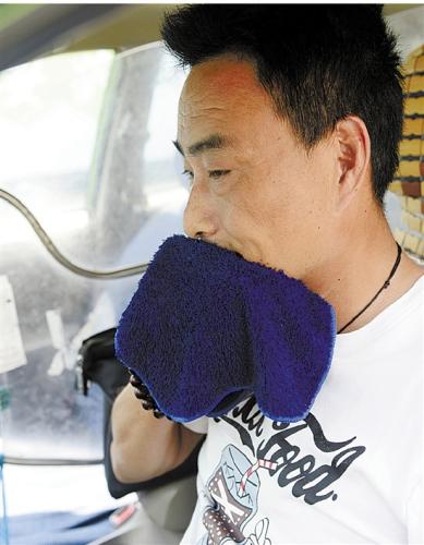 虽然开着空调，但因为长时间暴晒，身上也一直出汗，抹把汗继续开。