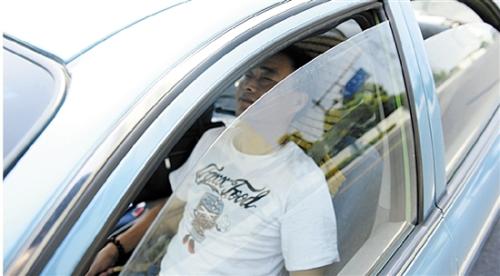 累了刘师傅就把车开到阴凉处眯一会，防止疲劳驾驶。