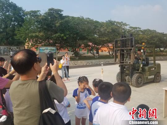 部队官兵叉车摞杯、叉车穿针表演。　杨毅 摄