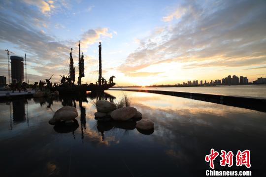 这些雕塑以逼真的场景再现了八一南昌起义的完整过程——90年前，起义部队就是在这里进行集结，乘船渡江，发动了震惊中外的八一南昌起义?！〖钦?华山 摄