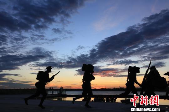 建军雕塑广场这些形态各异的雕塑，展现了90年前起义军有序地在牛行车站集结的场景。　记者 华山 摄