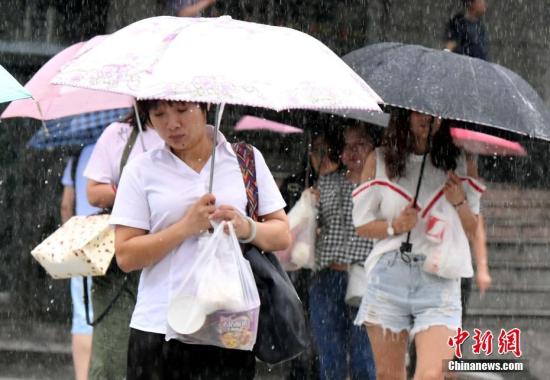 7月31日上午，台风“海棠”给福州带来暴雨，市民冒着大雨出行。今年第10号台风“海棠”于当天02时50分在福清市沿海登陆，登陆时中心附近最大风力8级(18米/秒，热带风暴级)，中心最低气压990百帕。 刘可耕 摄