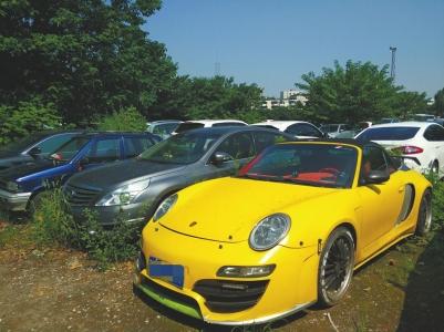 非法改装豪车遭查扣 停车场里杂草覆盖无人领