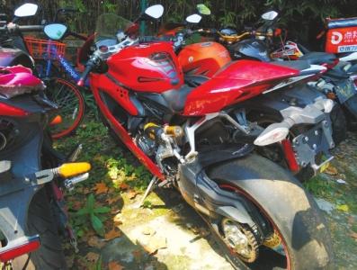 非法改装豪车遭查扣 停车场里杂草覆盖无人领