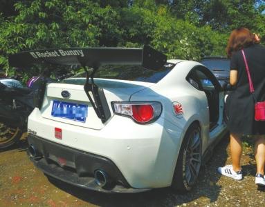 非法改装豪车遭查扣 停车场里杂草覆盖无人领