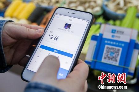 用户正在扫码支付。图片来自受访者