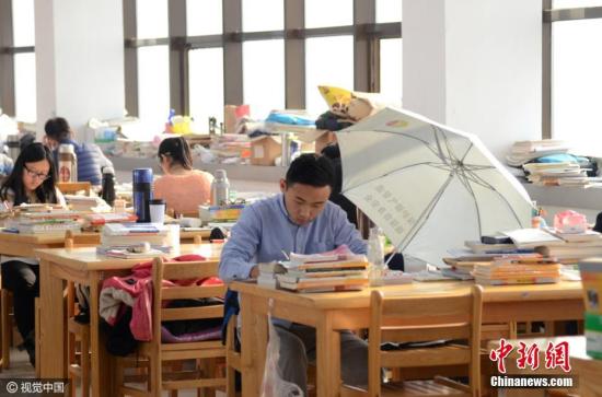 资料图：“考研族”备战2017年全国硕士研究生招生考试。图片来源：视觉中国