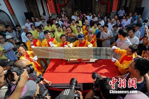 汪家桥村村民晒圣旨。程海波摄