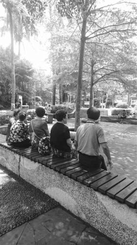 一支舞曲过后，大家坐在凳子上休息