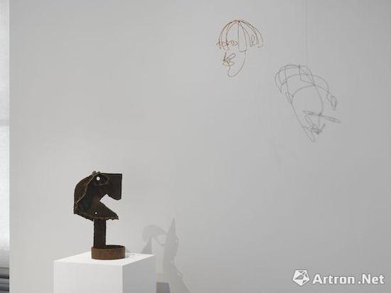 “亚历山大·考尔德 / 大卫·史密斯”（Alexander Calder / David Smith）对话展现场，左为大卫·史密斯肖像作品，右为亚历山大·考尔德肖像作品。? Calder Foundation， New York / 2017， ProLitteris， Zurich Courtesy of the Foundation and Hauser & Wirth ? The Estate of David Smith Courtesy of the Estate and Hauser & Wirth