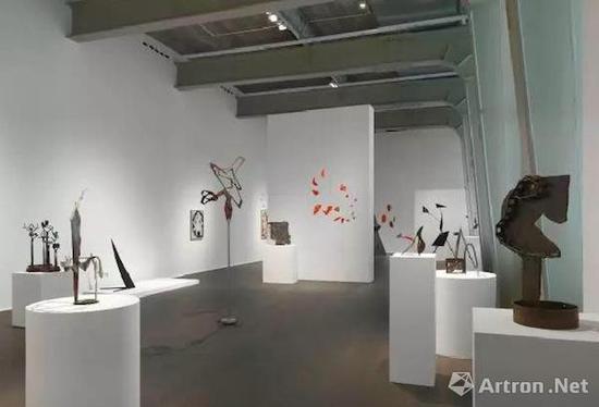 豪瑟沃斯苏黎世展览‘亚历山大·考尔德 / 大卫·史密斯’（Alexander Calder / David Smith）现场图。? 考尔德基金会，纽约 / 2017 ProLitteris，苏黎世，大卫·史密斯艺术资产，图片：大卫·史密斯艺术资产，考尔德基金会，豪瑟沃斯