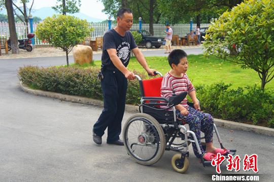 长沙退伍军人情定瘫痪女英雄29年相守不离不弃