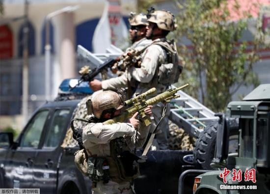 当地时间2017年7月31日，阿富汗喀布尔，当地安全官员称，阿富汗喀布尔伊拉克使馆附近发生自杀炸弹袭击，伤亡暂时不明。