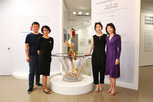 中央美学院赵力教授、青年100执行总监彭玮、莱俪亚洲有限公司总经理萧梦珊、2016年度莱俪青年艺术奖获奖者艺术家李琳琳