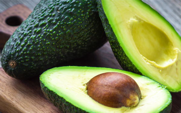 牛油果富含B族维生素、膳食纤维、钾、镁等营养素，以及多酚类等成分。