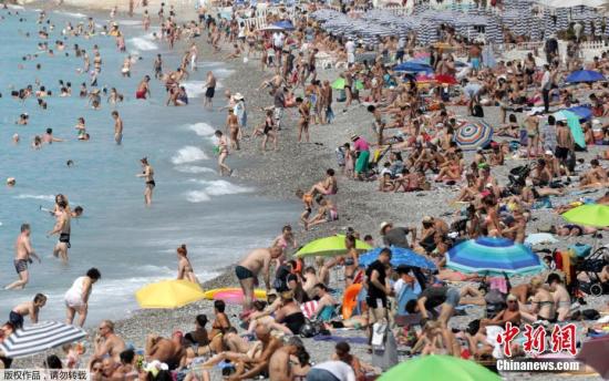 来尼斯海边度假的游客遍布沙滩。