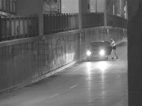 发现前方在查酒驾，何某和郝某换座位。视频截图