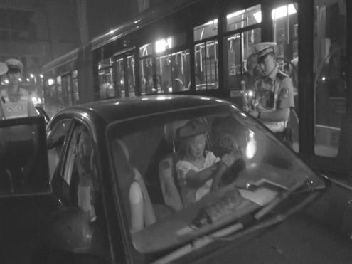 换座后，郝某坐在驾驶室，何某坐在后排。视频截图