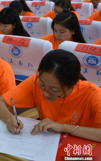 定向培养师范生签订《定向就业协议书》?！°蟛?摄