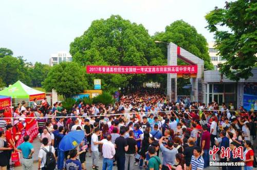 资料图：高考结束后考生走出考场。王康明 摄