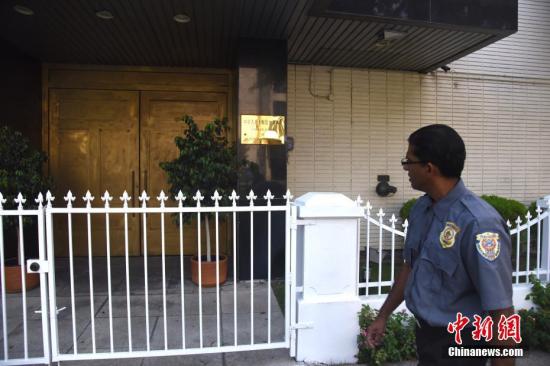 当地时间8月1日，一名亚裔男子向中国驻洛杉矶总领馆开枪射击，未造成人员伤亡。枪手随后开枪自尽。中国驻洛杉矶总领馆当天下午就此表示，“今天发生了不明枪手枪击我总领馆事件，我们对此表示严重关切，已要求美方采取一切必要措施，确保总领馆办公地点和外交人员安全，同时，尽快查明有关事件的具体情况。”<a target='_blank' href='http://www.chinanews.com/'>中新社</a>记者在现场看到，中国驻洛杉矶总领馆大门旁边金黄色的金属门牌上留下一个清晰的弹痕，正门上方的大理石门廊和玻璃窗上也有多个明显的弹孔。 <a target='_blank' href='http://www.chinanews.com/'>中新社</a>记者 张朔 摄