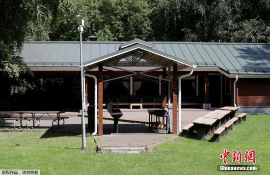 美国参议院此前通过了针对俄罗斯最新的制裁议案。俄罗斯外交部7月28日宣布，从8月暂停美驻俄使馆对莫斯科几处房产的使用权，并建议9月前将美国驻俄使领馆的所有工作人员裁减到455人。