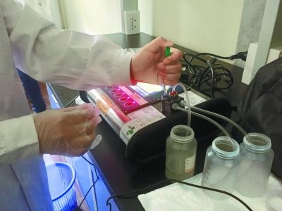 工作人员正在用母乳成分分析仪做检测