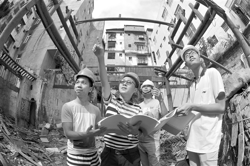 ▲施工人员现场研究修缮方案。