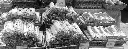 　超市里，各色散装月饼早早登场。　　寿铭阳 摄